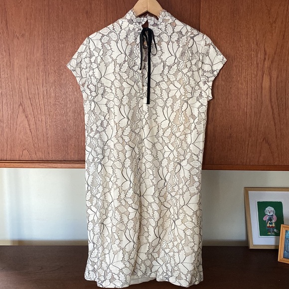 H&M lace knee high cap sleeve dress w/ back black velvet bowtie. Size 12. - Picture 5 of 10